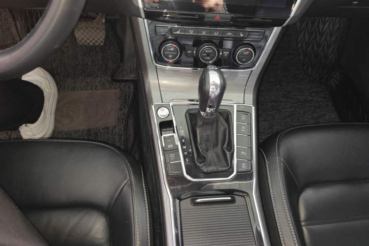 Used Volkswagen Passat 2017 330TSI DSG Luxury Edition Gear Lever