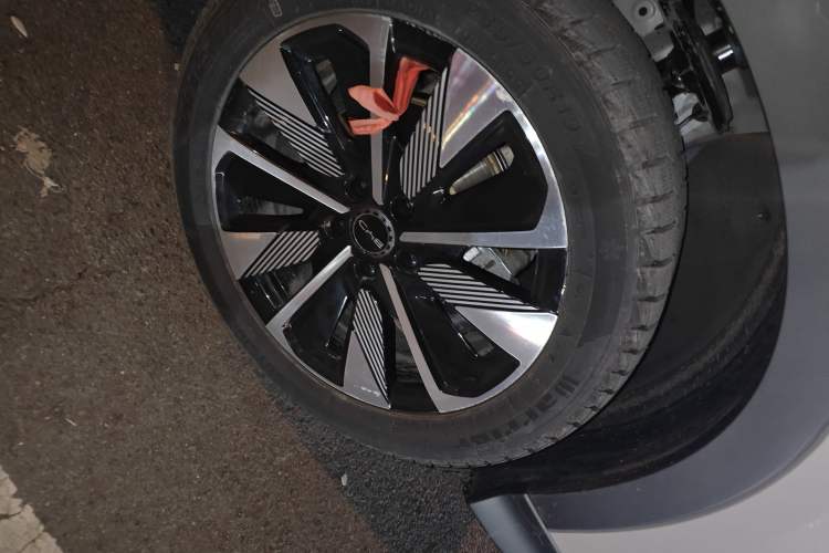 Used BYD Song PLUS New Energy 2025 DM-i 160KM Flagship Model Right Front Wheel Hub