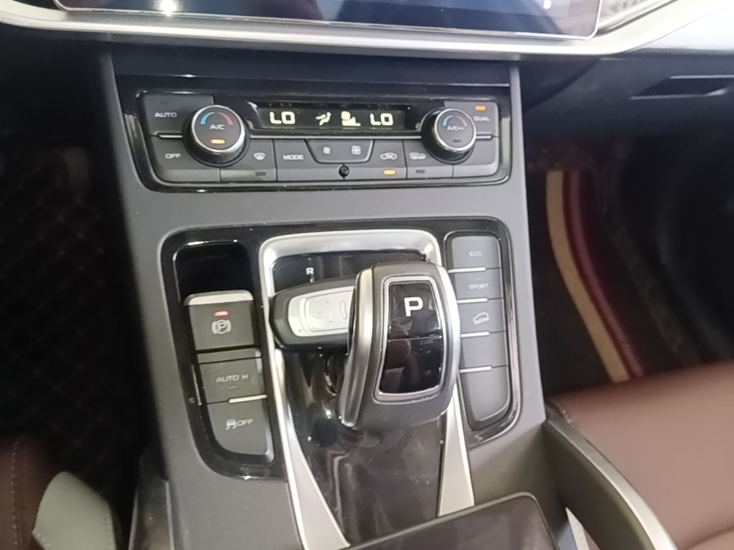 Geely Auto Emgrand X7 Sport 2022 1.8TD DCT Zhiya Trim — снимка 16