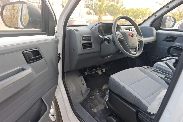 Used Wuling Yangguang 2024 300KM Comfort Version Passenger Van 75kW
