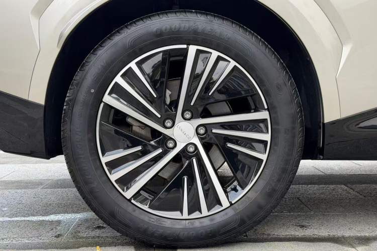 Used Lynk & Co 08 EM-P 2025 120km Long-Range Halo
