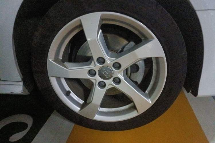 Used Audi A3 2019 Sportback 35 TFSI Fashion Edition China VI Emission Standard Right Front Wheel Hub