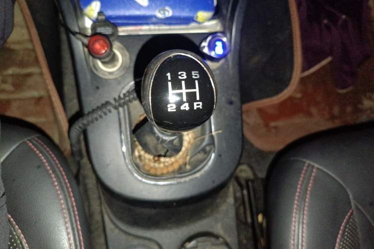 Used Dongfeng Fengon 370 2016 1.5L Manual Luxury 7-Seater Gear Lever