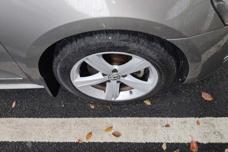 Used Volkswagen Passat 2013 1.8TSI DSG Prestige Edition Right Front Wheel Hub