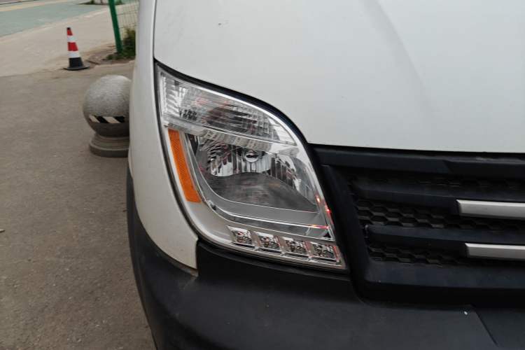 Used SAIC MAXUS Xintu V80 2019 2.5T Classic 6-Speed Manual Van Short Wheelbase Mid-Roof Design 2/3 Seats