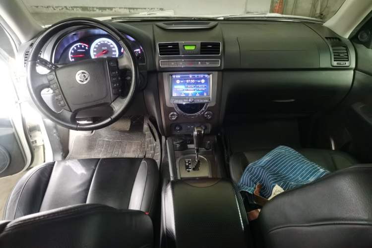 Used SsangYong Rexton W 2014 2.0T Four-Wheel Drive Luxury Navigation Version with 5 Seats
