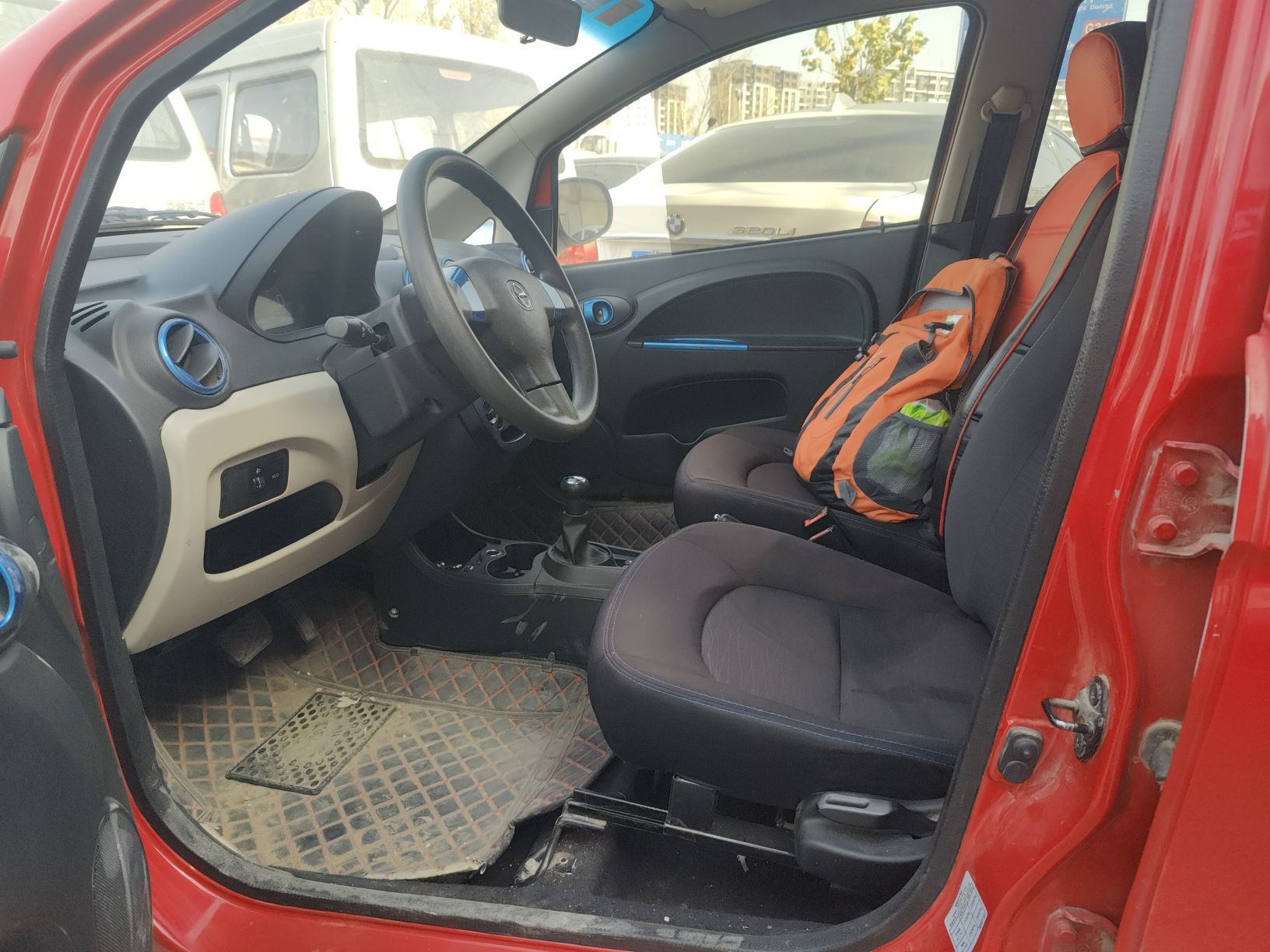 المقاعد الأمامية داخل السيارة