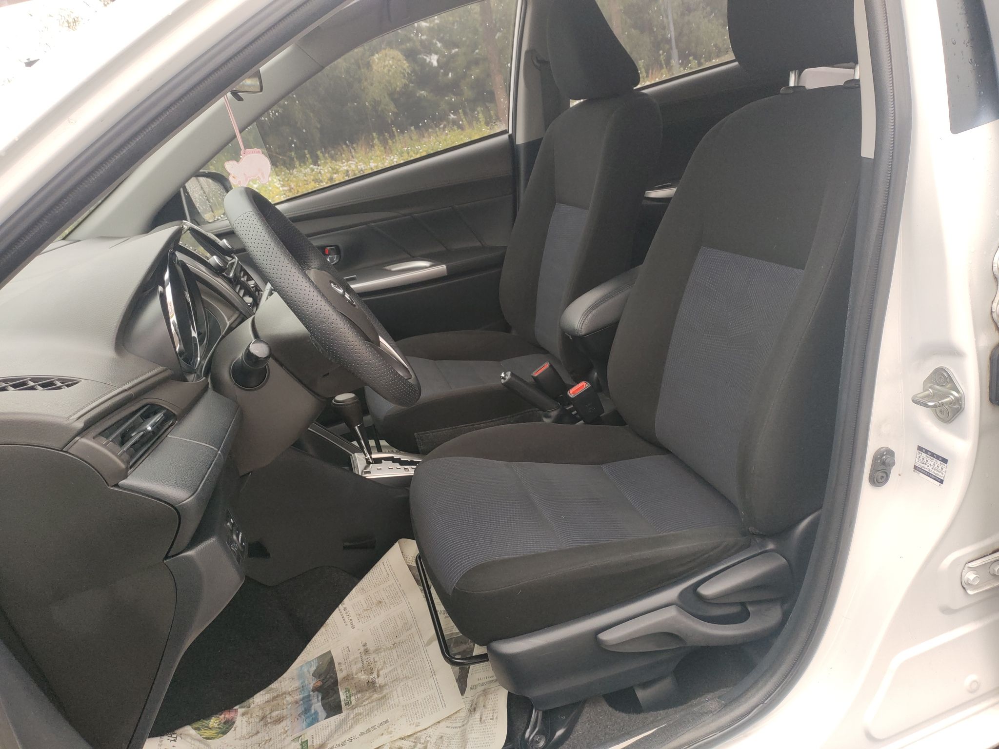 Переднее сиденье в автомобиле