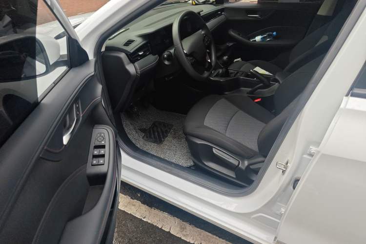 Used Roewe i5 2023 1.5L Manual Comfort Edition