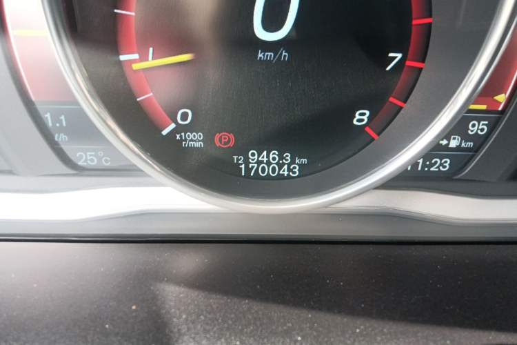 Used Volvo XC60 2016 T5 Smart Version Odometer Close Up