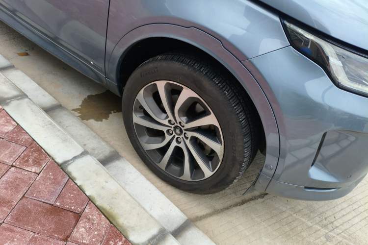 Used Land Rover Discovery Sport 2020 249 PS R-Dynamic Performance Tech Edition 7 Seats Right Front Wheel Hub