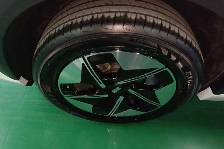 Used Geely Galaxy E5 2024 530km Long-Range Version Right Rear Wheel Hub