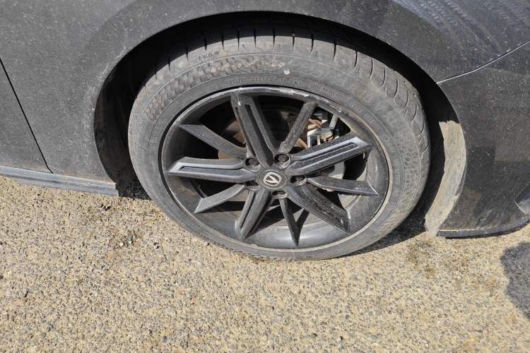 Used CHANGAN UNI-V 2023 1.5T Prestige Model Right Front Wheel Hub