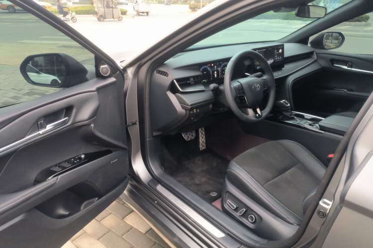 Used Toyota Camry 2025 Dual-Motor 2.0 HXS Glory Edition
