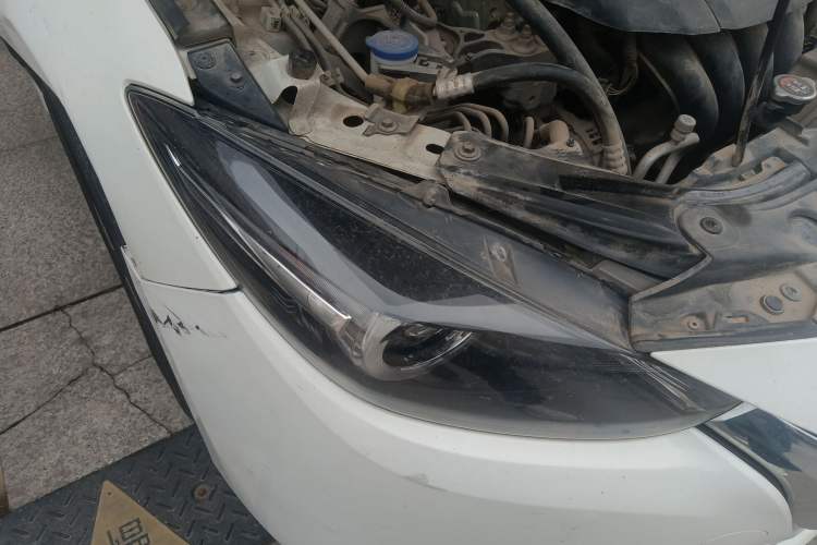 Used Mazda 3 Axela 2017 Sedan 1.5L Automatic Luxury Model Emission Standard China V Right Front Headlight