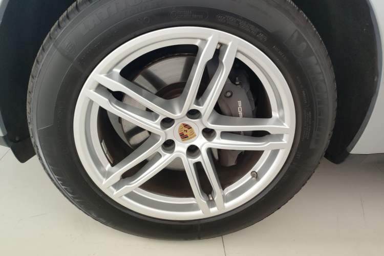 Used Porsche Macan 2022 Macan 2.0T Left Front Wheel Hub