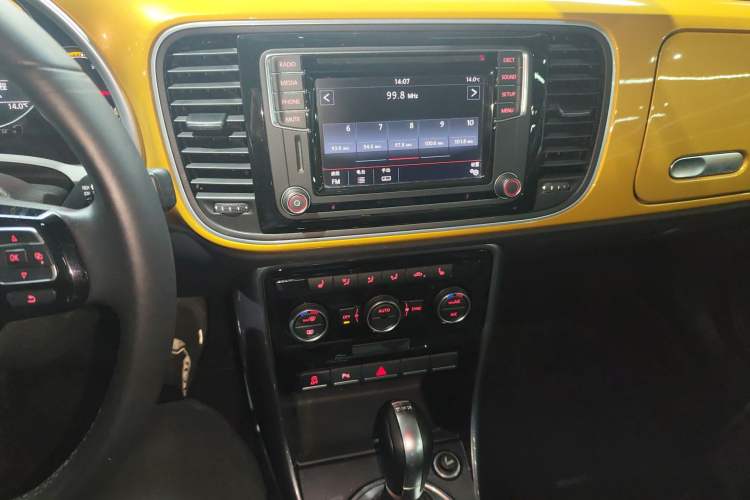 Used Volkswagen Beetle 2016 280TSI Dune Off-Road Edition Audio And AC Panel