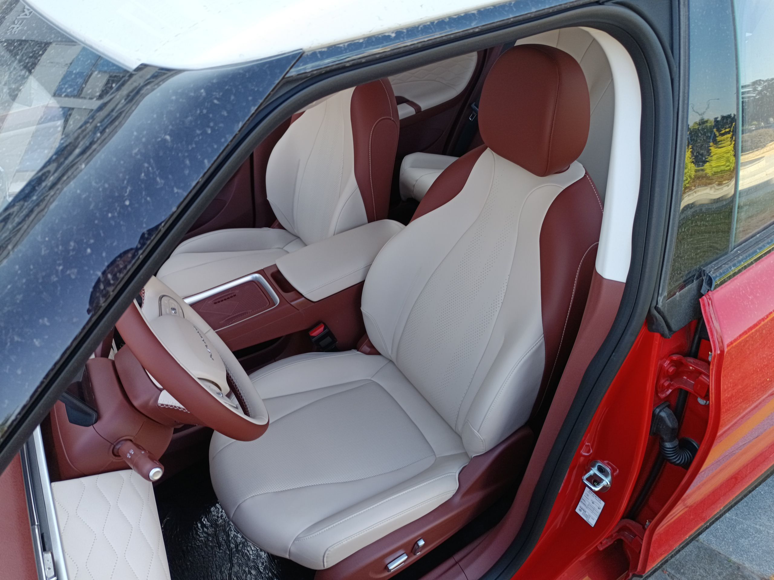 المقاعد الأمامية داخل السيارة