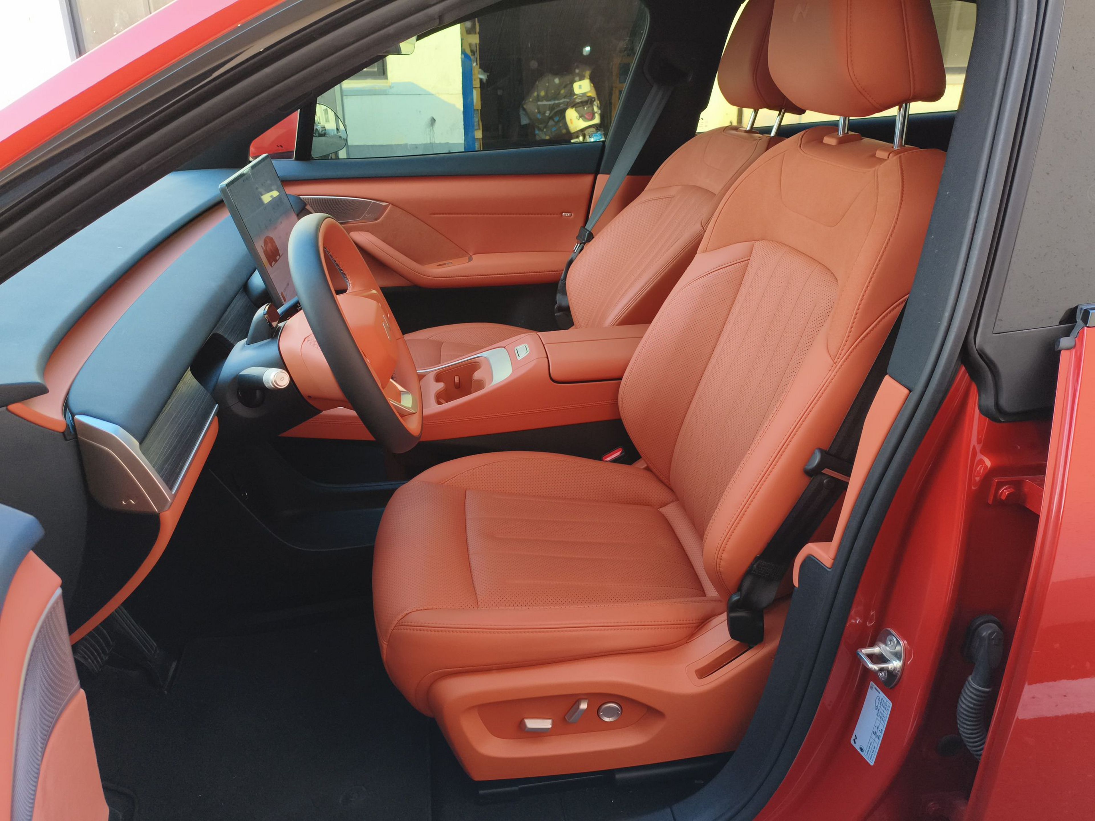 المقاعد الأمامية داخل السيارة