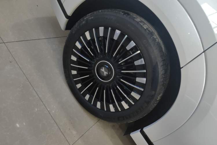 Used XPeng X9 2025 740 Ultra-Long Range Max Exterior 5