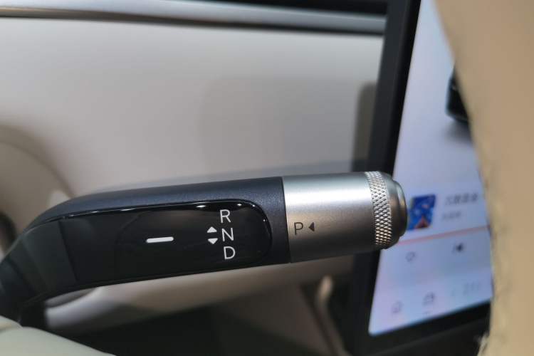 Used ONVO Luxeed L90 2025 Model—Ultra Six-Seater Version Gear Lever