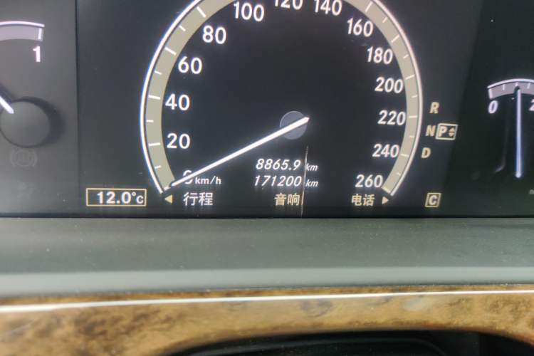 Used Mercedes-Benz S-Class 2010 S 300 L Business Model Odometer Close Up
