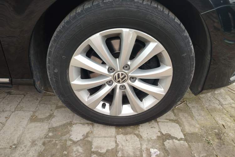 Used Volkswagen Magotan 2013 1.8TSI Premier Model Right Front Wheel Hub