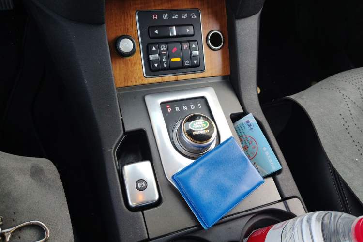 Used Land Rover Discovery 2013 3.0 SDV6 HSE Diesel Edition Gear Lever