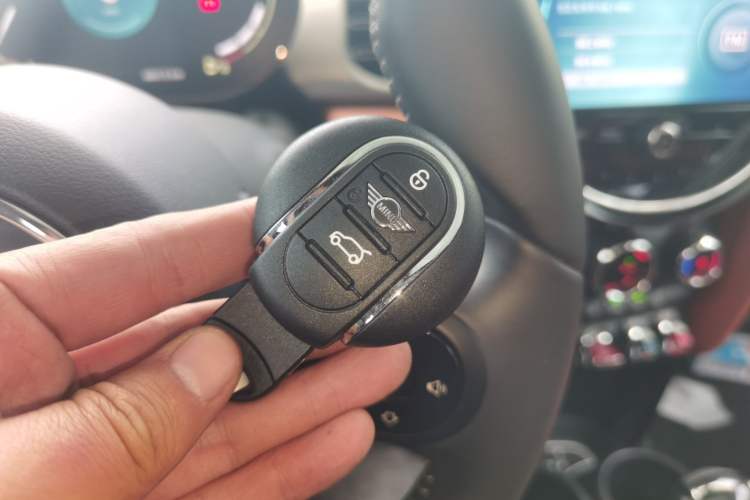 Used MINI 2022 Updated 1.5T COOPER Artist Five-Door Edition Vehicle Key
