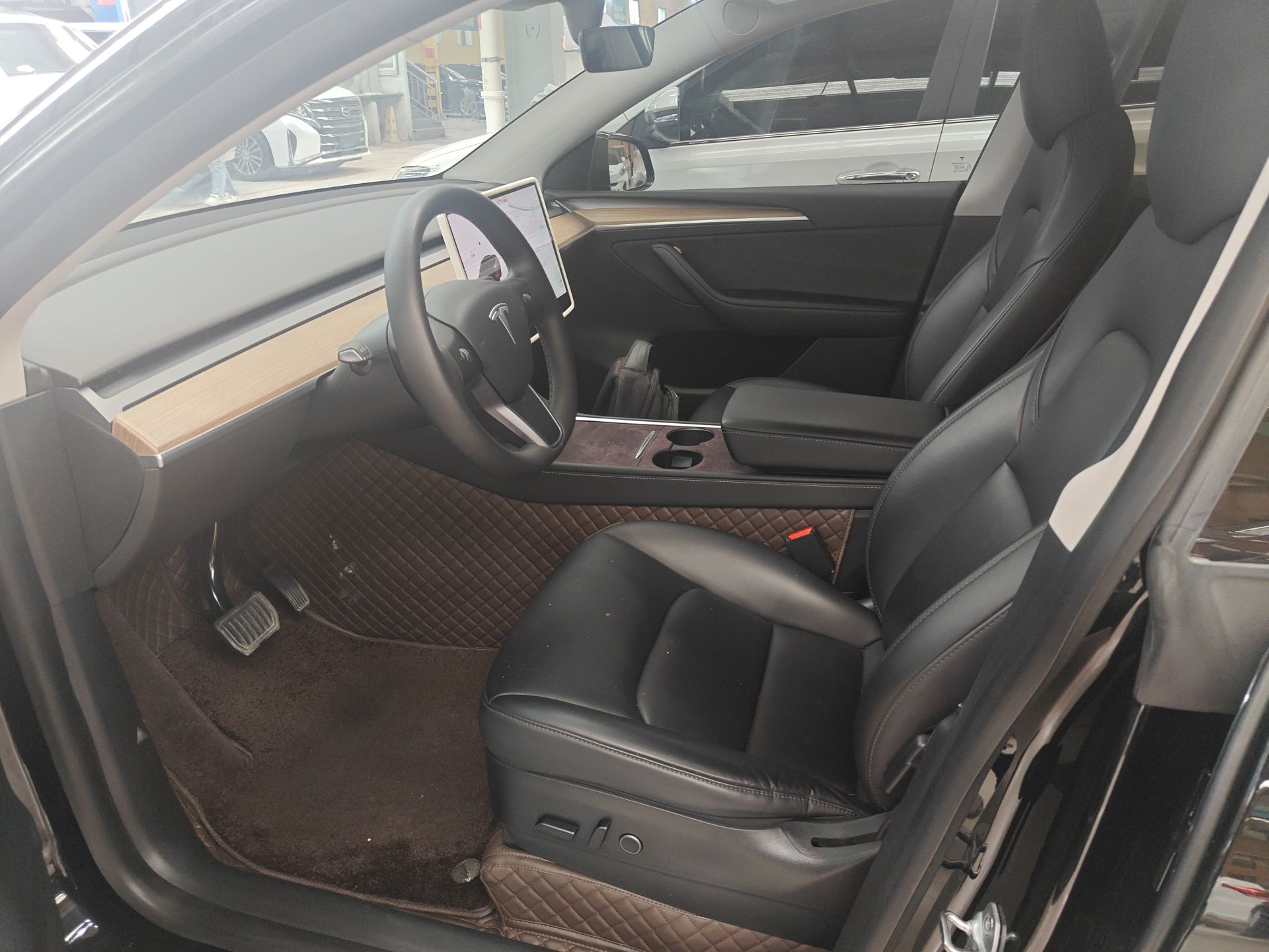 المقاعد الأمامية داخل السيارة