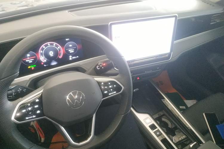 Used Volkswagen Magotan 2024 300TSI DSG Prestige Edition—A Real Eye-Catcher Center Console