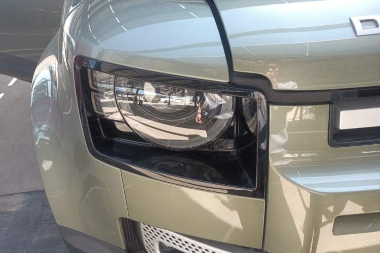 Used Land Rover Defender 2021 90 P400 Classic Reproduction Edition Right Front Headlight