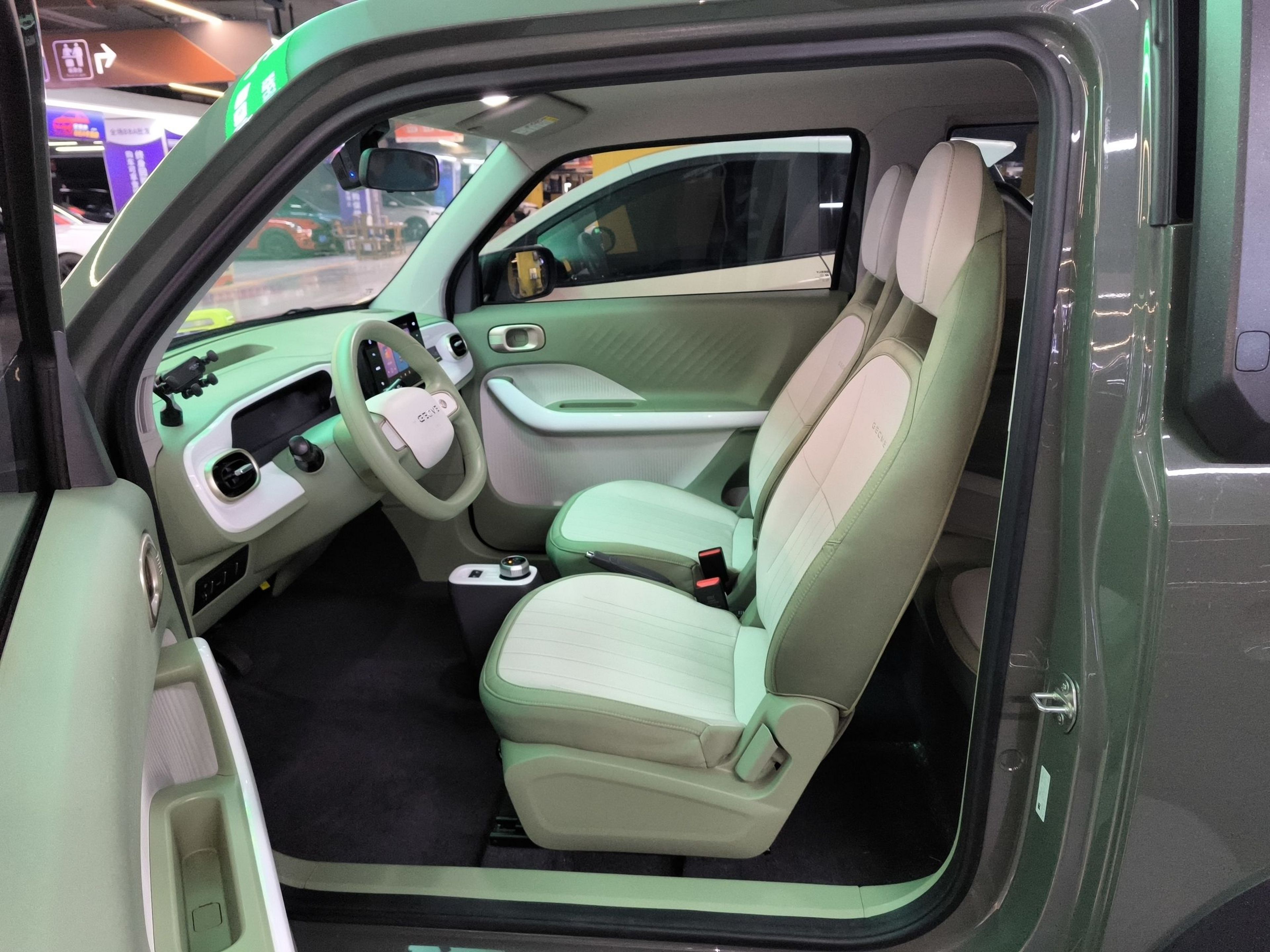 المقاعد الأمامية داخل السيارة