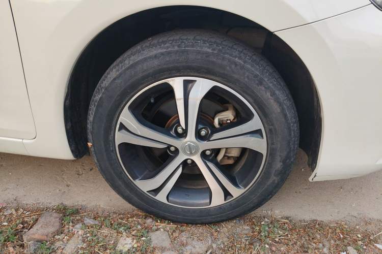 Used Nissan Tiida 2016 1.6L CVT Smart Drive Edition Right Front Wheel Hub