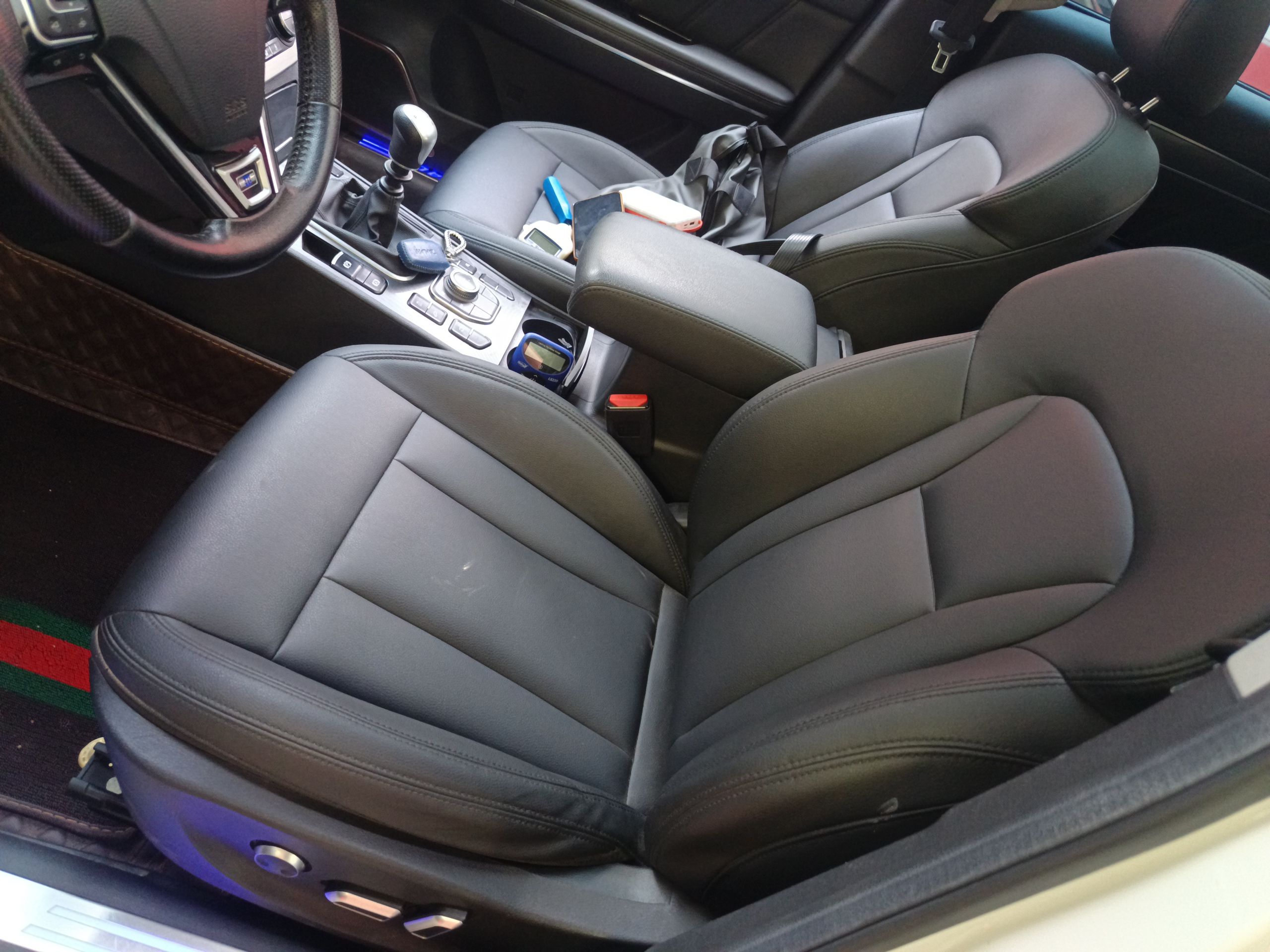 Переднее сиденье в автомобиле