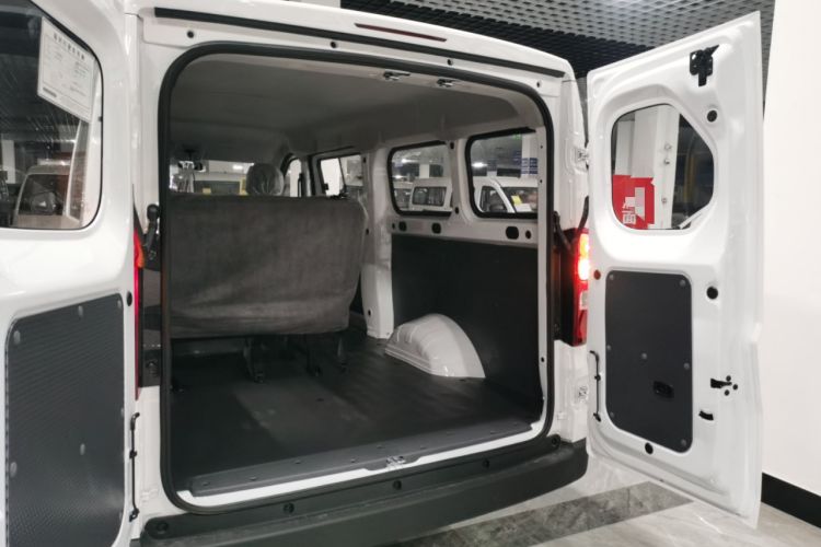 Used Wuling Yangguang 2024 300KM Comfort Version Passenger Van 75kW