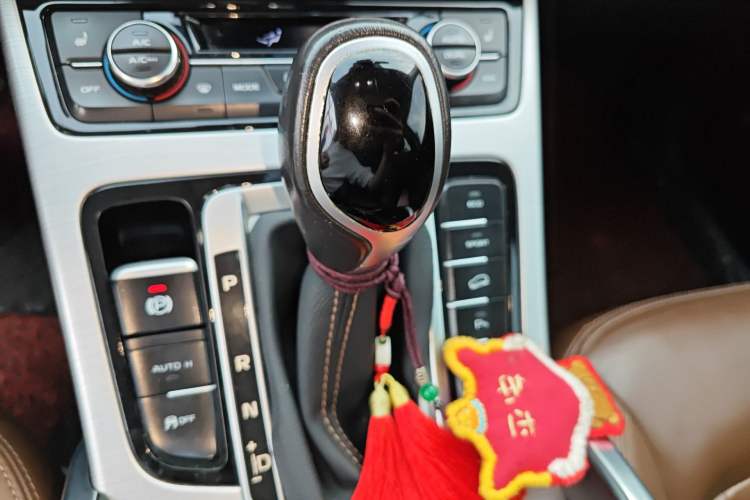 Used Geely Auto Emgrand X7 Sport 2016 1.8TD Automatic ZhiZun Version Gear Lever