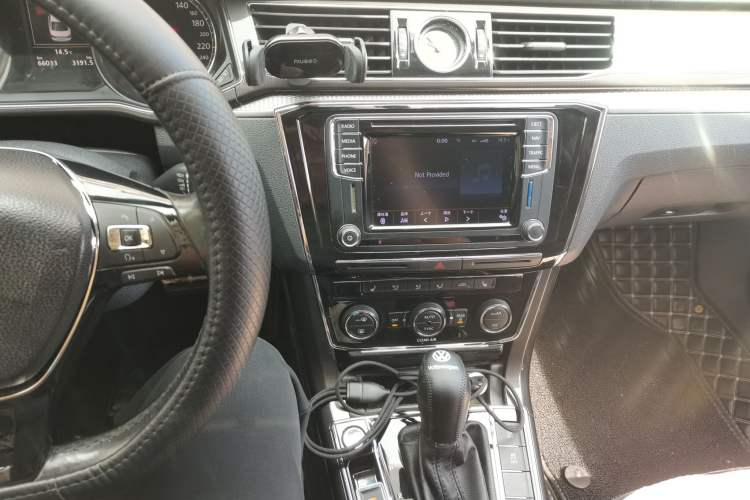 Used Volkswagen Passat 2016 330TSI DSG Prestige Edition Audio And AC Panel