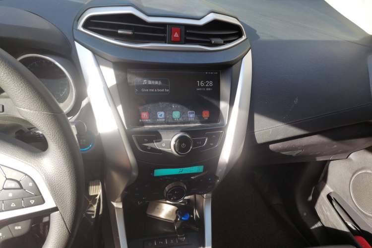 Used BYD Yuan New Energy 2018 EV360 Smart Connected Cool Model Audio And AC Panel