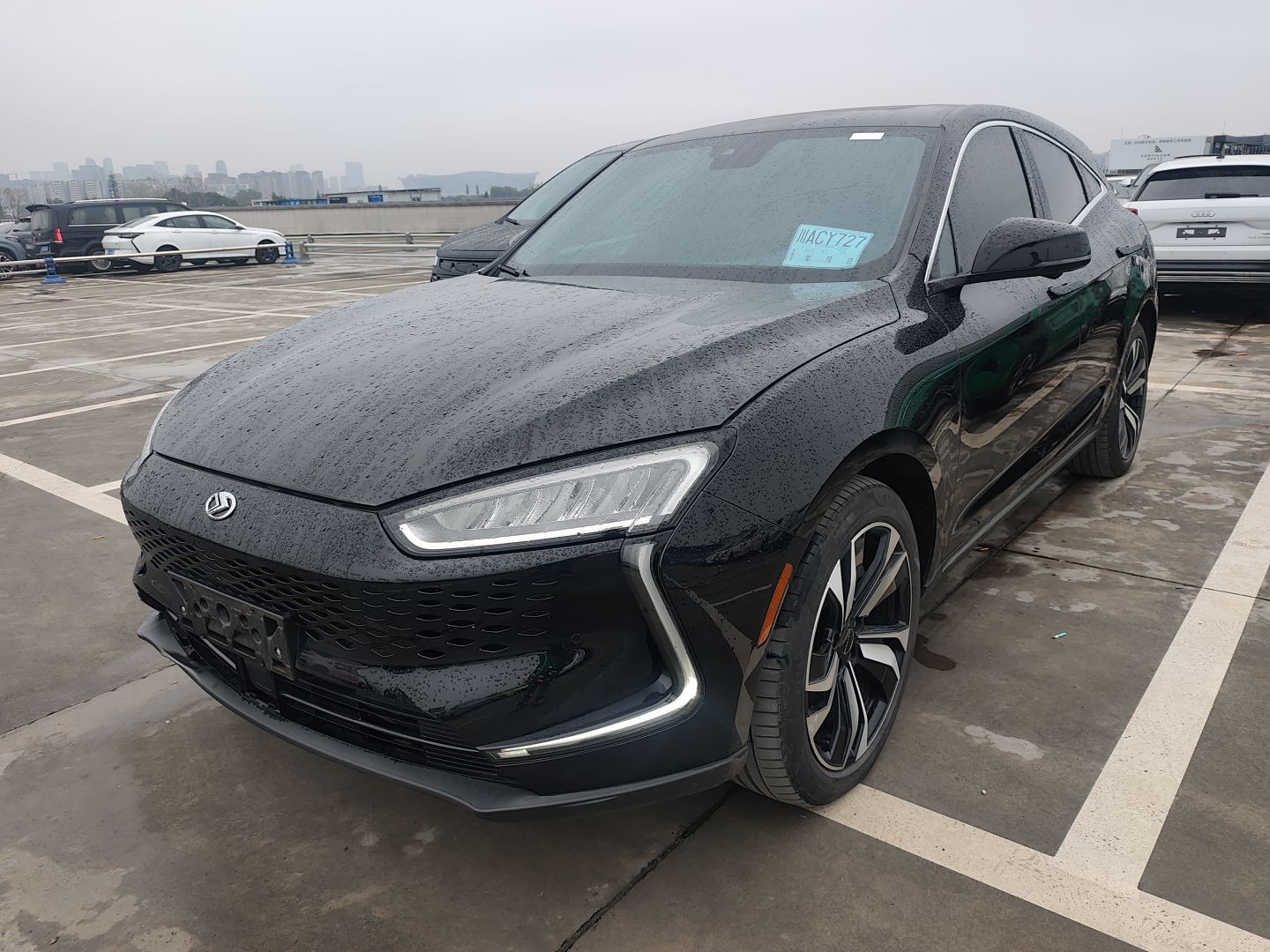 Под передней частью автомобиля