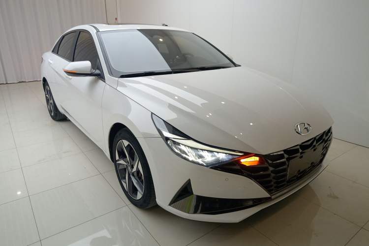 Used Hyundai Elantra 2021 1.5L CVT LUX Prestige Edition Front Right 45 Deg
