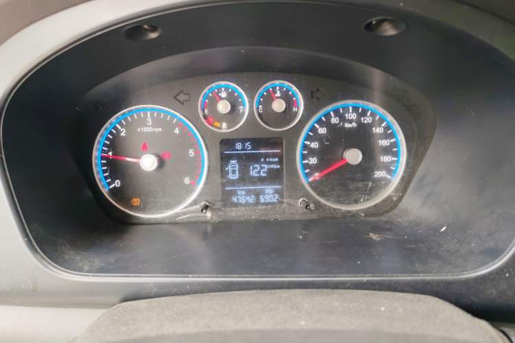 Used Foton Toano 2023 2.8T Manual Jixiang Van Long Wheelbase Mid-Roof Design with Rear Dual Tires 3-Seater
