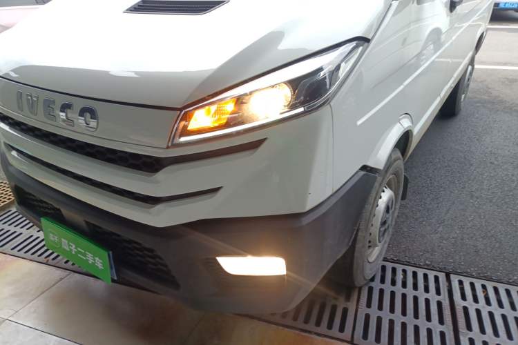 Used Iveco Daily 2023 2.5T A35M1 Short Wheelbase Low-Roof Single-Tire Side-Sliding Door 5-9 Seater Left Front Headlight