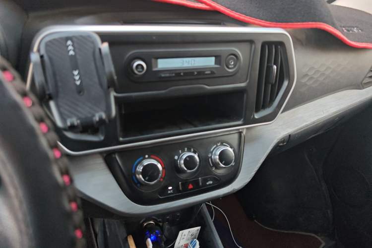 Used CHANGAN KAICHENG Ruixing M60 2023 1.5L GDI Comfort-Class Passenger Vehicle 6/7 Seats Audio And AC Panel