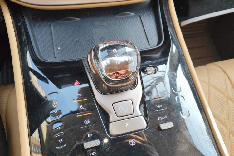 Used Denza D9 2023 DM-i 945 Business Edition Gear Lever