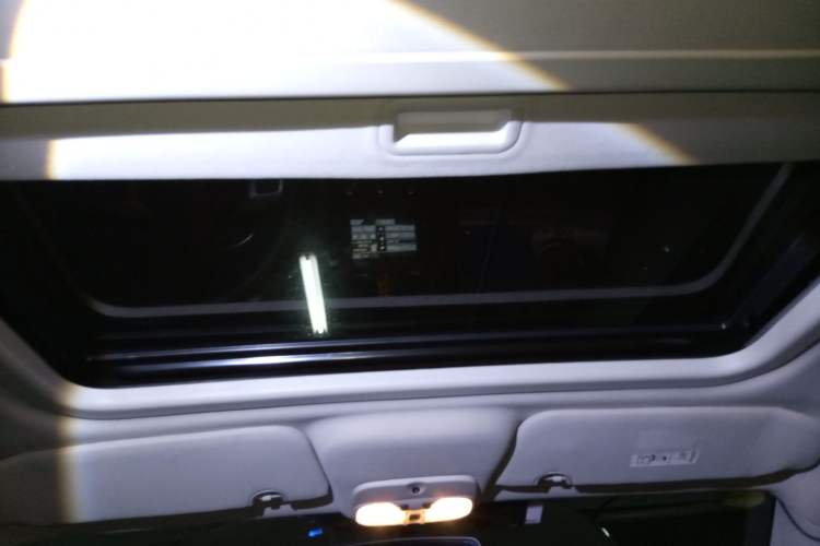 Used Jeep Compass 2013 2.0L two-wheel drive luxury version Headliner