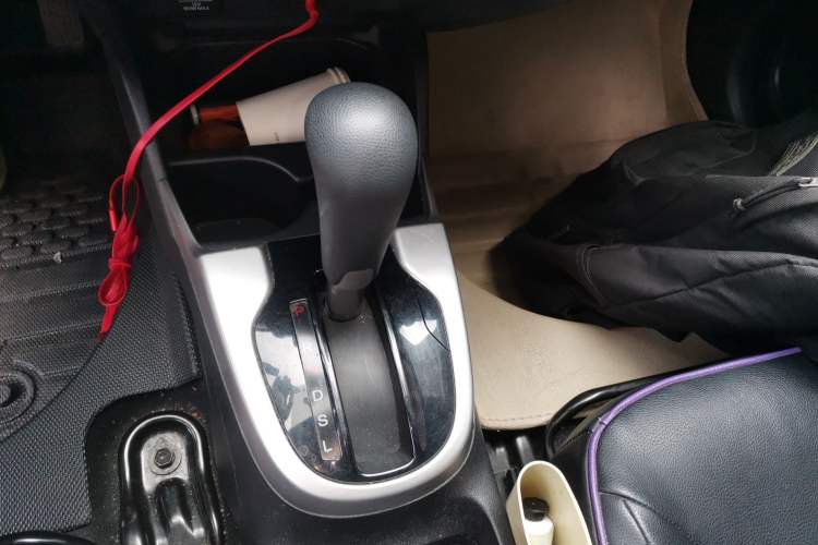 Used Honda Fit 2014 1.5L SE CVT Fashion Model Gear Lever