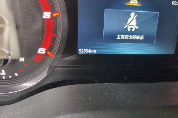 Used SAIC MAXUS Xintu V90 2022 2.0T Manual Zhiyun King Rear-Drive Short Wheelbase Mid-Roof Design with Single Rear Tire and 6 Seats Odometer Close Up