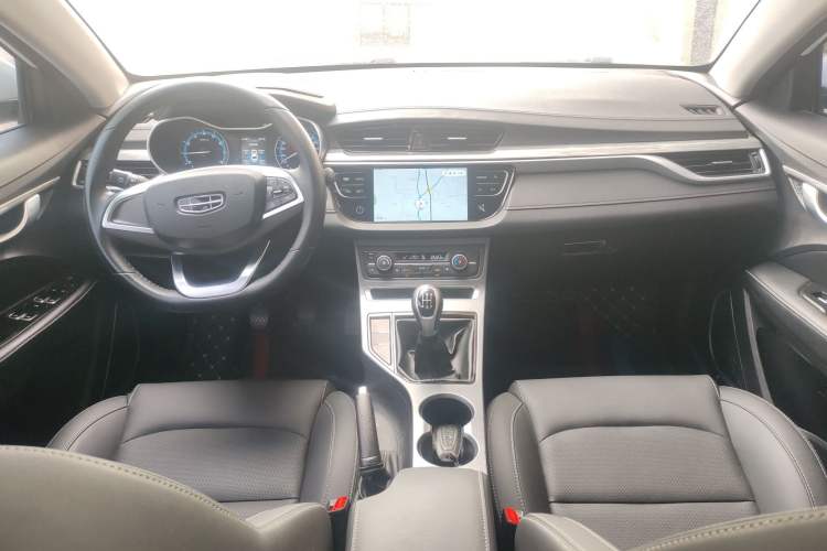 Used Geely Auto Emgrand 2019 Leading Edition 1.5L Manual Luxury Model China VI Standard Center Console