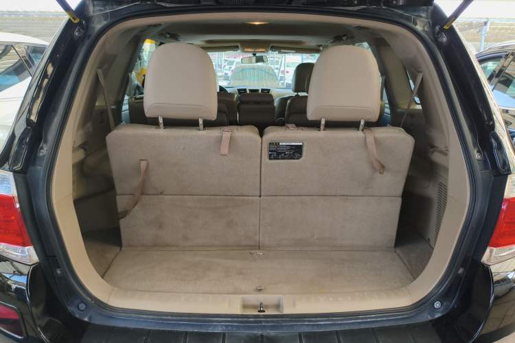 Used Toyota Highlander 2012 2.7L Two-Wheel Drive 7-Seater Luxury Edition Trunk